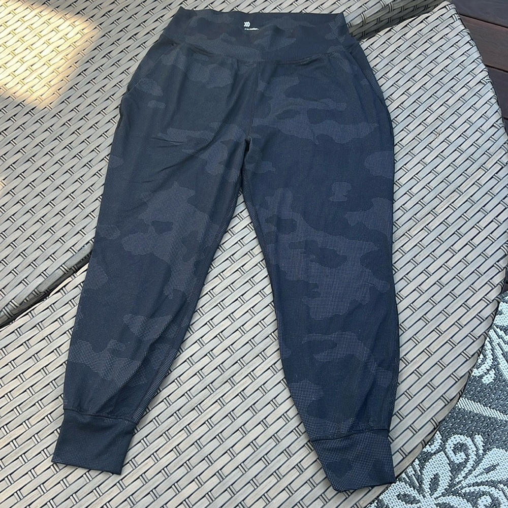 All In Motion Women’s Black Camo Joggers. Size Large in great condition!